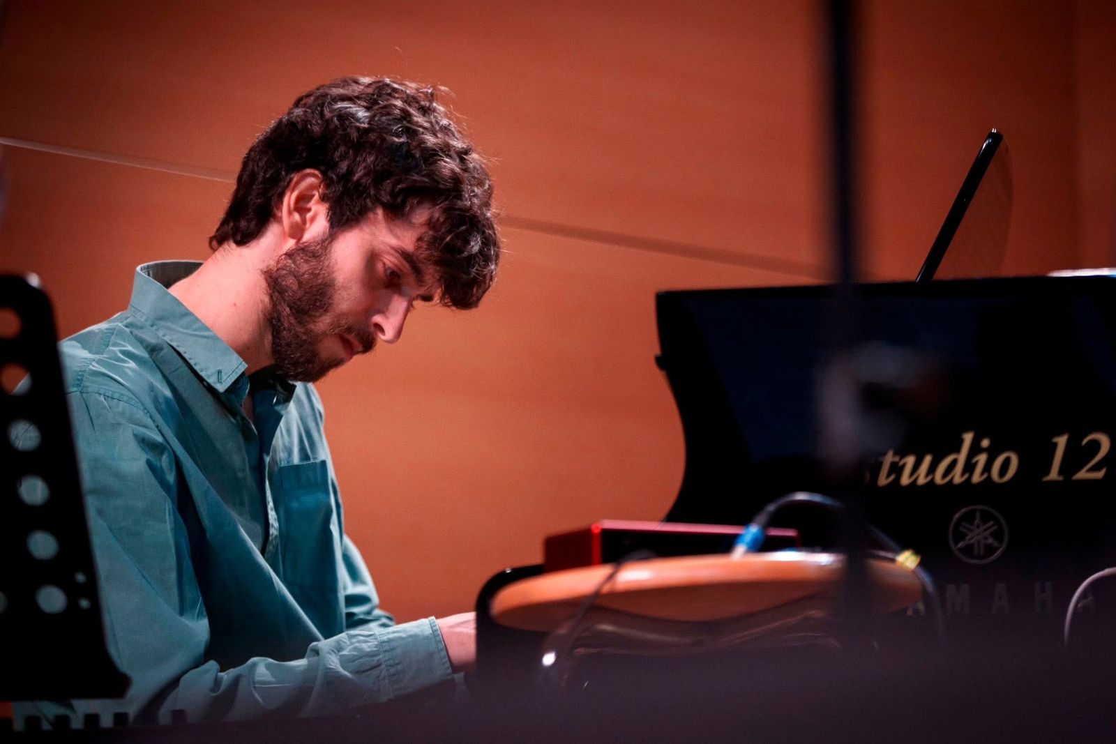 Andrea Saffirio al pianoforte in studio